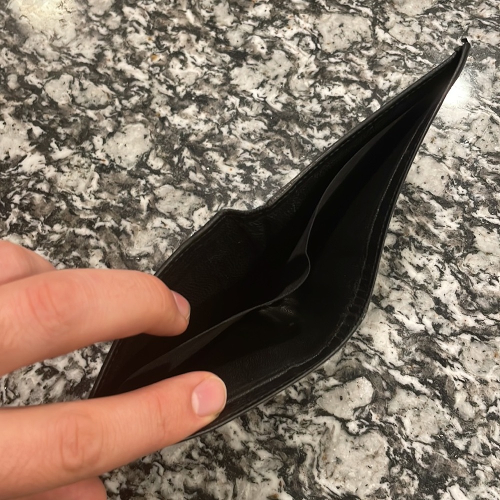 Used Gucci wallet Black w. Silver G Logo. Still in great condition. - Picture 8 of 8